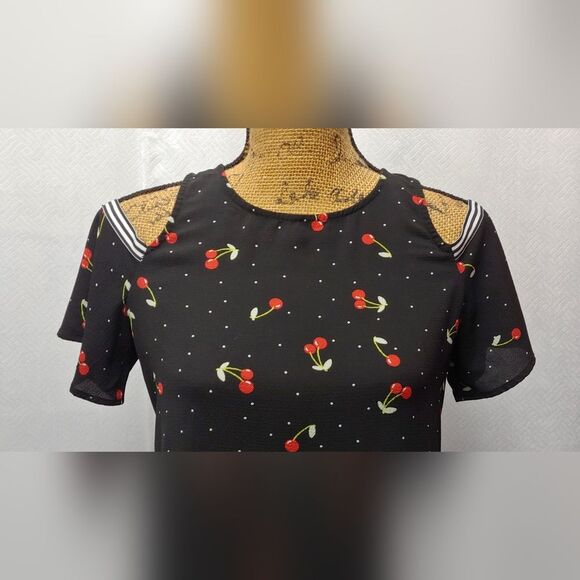 Gypsies & Moondust Cold Shoulder Cherry Print Short Sleeve Blouse Top Sz XS ๐ - Picture 5 of 9